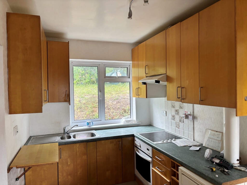 Lot: 7 - DETACHED BUNGALOW ON A PLOT WITH POTENTIAL - Kitchen